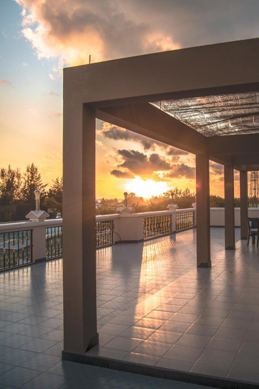 Abuharee Grand Hotel Addu City Exterior foto