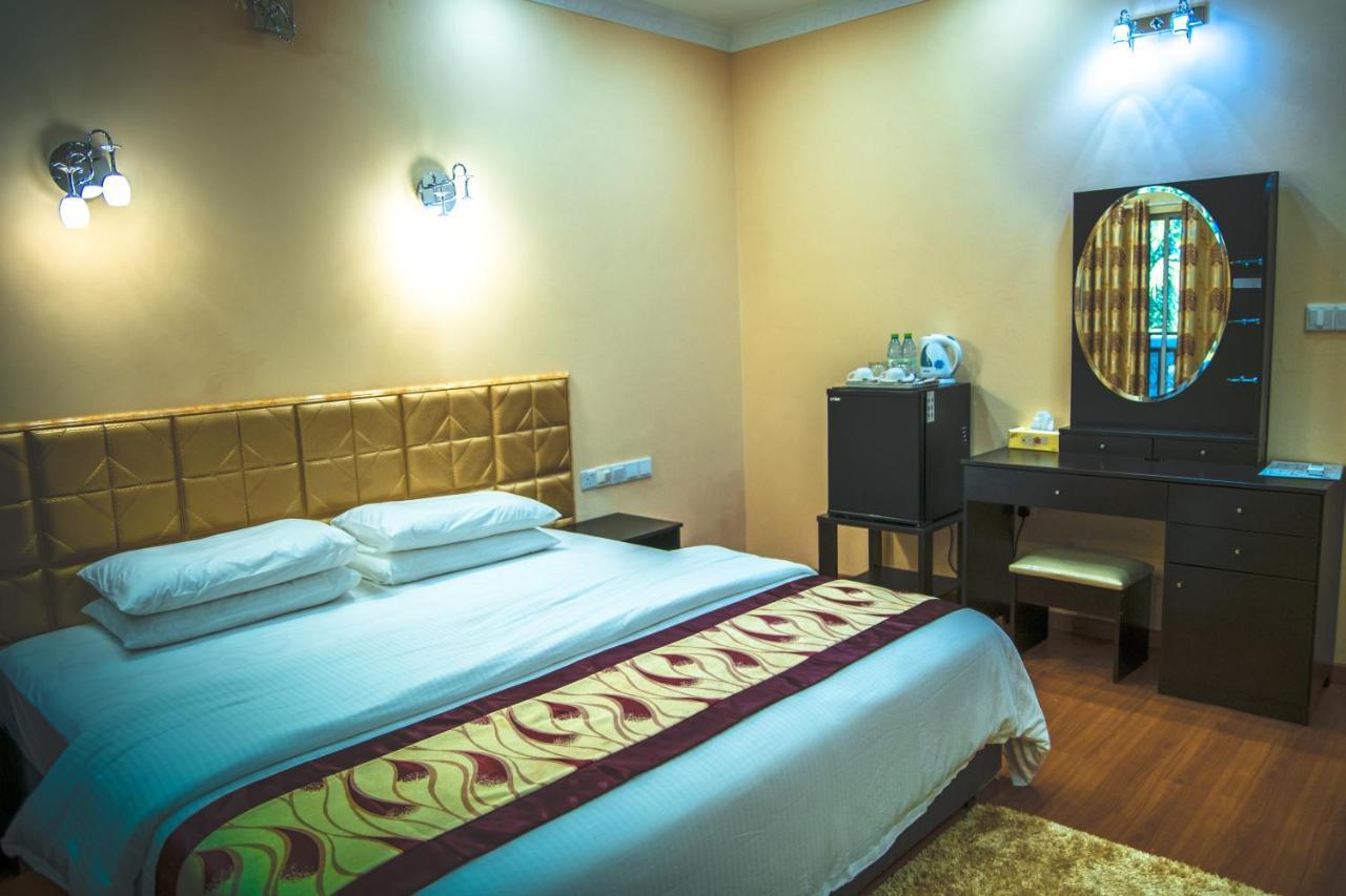 Abuharee Grand Hotel Addu City Exterior foto